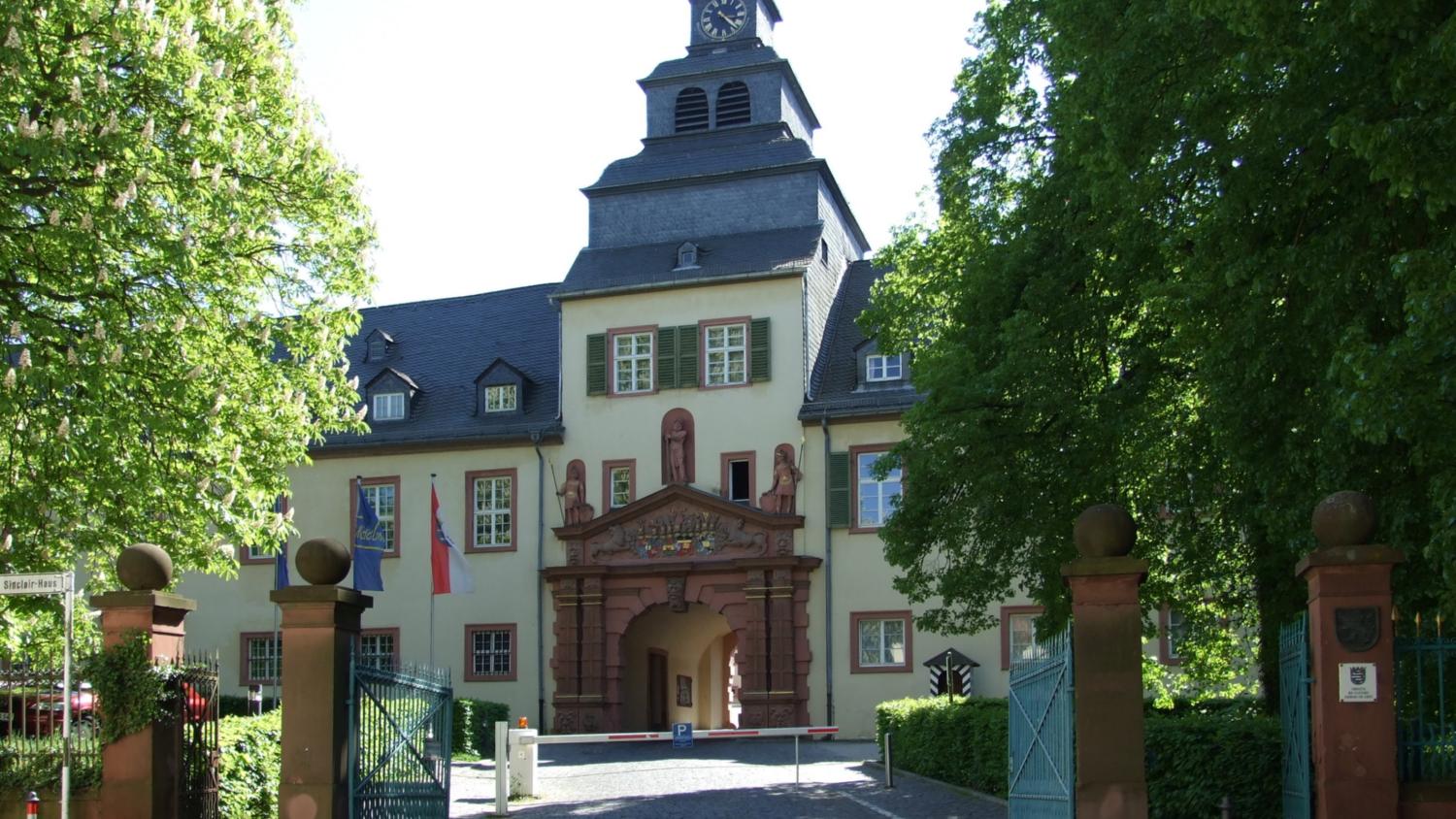 Schloss-Eingang Herrngasse (c) Von dontworry - Eigenes Werk, CC BY-SA 3.0, https://commons.wikimedia.org/w/index.php?curid=2206711